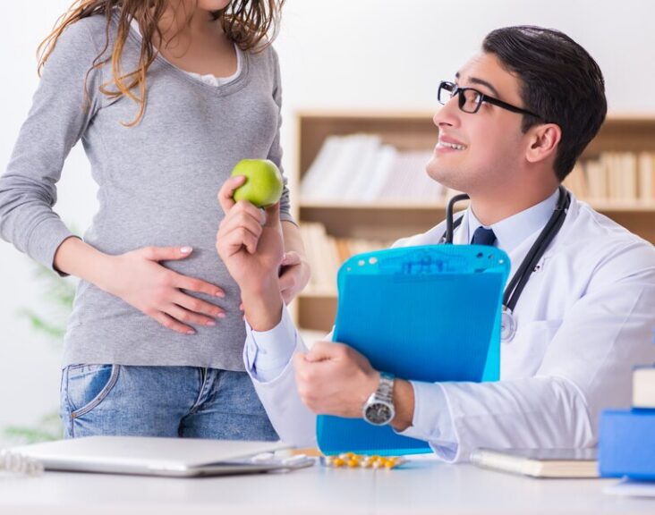 pregnant-woman-visiting-doctor-consultation