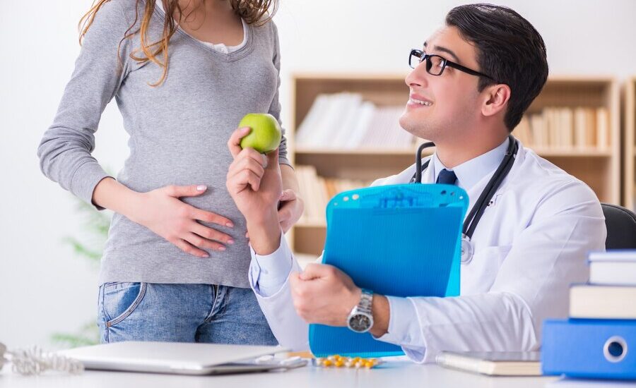 pregnant-woman-visiting-doctor-consultation