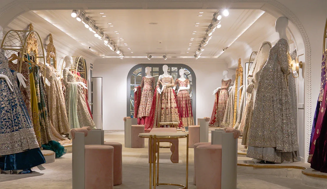 Why has the saree remained a timeless piece in women’s fashion and how does it continue to evolve with modern trends